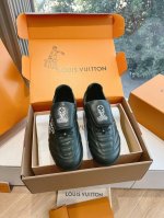 G000所见即所得2025年春夏秀场上推出的 LV Footprint Soccer 运动鞋是 Pharrell Williams 设计的第一款以足球为灵感的运