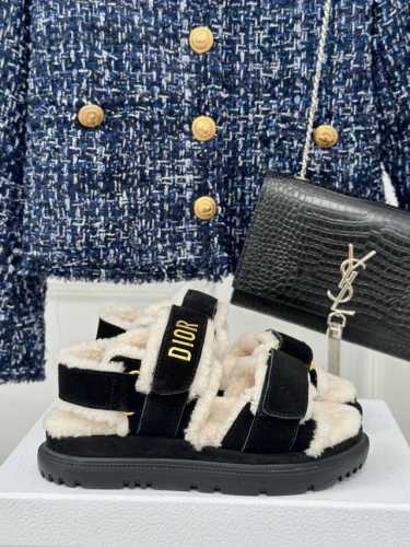 厂价 Dior 迪奥24S秋冬新品 毛拖毛鞋凉鞋系列 简约大气时髦 耐看不过时 是时尚圈永不退潮的经典所在 经典字母LOGO五金点缀 懒人百搭增高必备款！ 面料