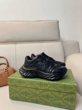 Gucci Ripple 波浪新款动运鞋 未来科技感老爹鞋 更轻更舒适 百搭时尚潮流 采用创新缝线工艺制作 鞋面柔软羊皮&网纱拼接 发泡TPU中底 提供极佳舒适 - 点击图像关闭