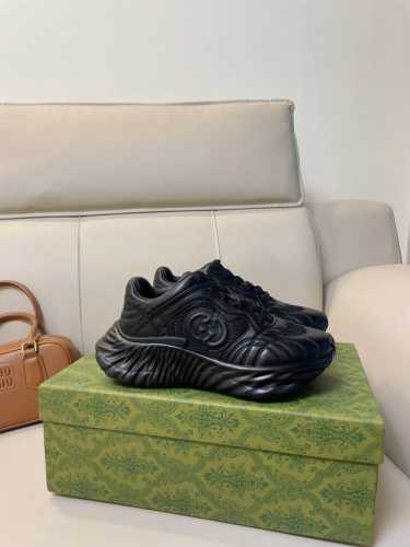 Gucci Ripple 波浪新款动运鞋 未来科技感老爹鞋 更轻更舒适 百搭时尚潮流 采用创新缝线工艺制作 鞋面柔软羊皮&网纱拼接 发泡TPU中底 提供极佳舒适