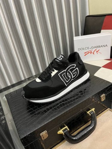 出厂价： 新品dolce&Gabbanadg高端男士运动休闲鞋。顶级专柜原单货。 原版进口牛皮 多种材质拼接设计进口牛皮内里 牛皮垫脚原版tpr弹力大底。 Si