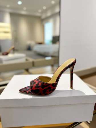 {半拖} 吉安维托 罗西 Gianvito Rossi Eiko Stiletto，轻松移动。这款 Gianvito Rossi 拖鞋采用配有精致的豹纹皮，可抚 - 点击图像关闭