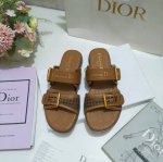 出厂价皮底 ，橡胶 Sun 凉鞋春季季成衣系列的新款单品，来自 Dioriviera 限定系列，兼具高订风格和休闲气质。不对称白色牛皮革鞋面搭配可调节的扣带，突