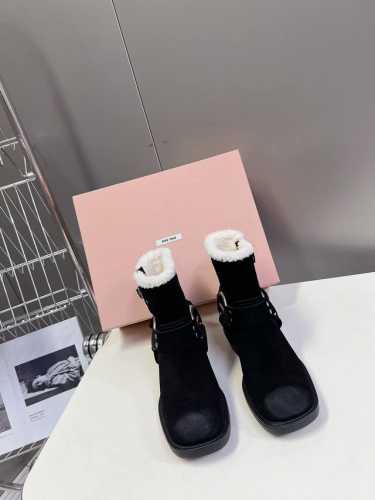 顶级版本Miumiu秋冬限量走秀款筒靴！ 今年最值得入手的靴子 没有之一！易梦玲同款超多网红明星上脚 miumiu今年秋冬确实泰酷辣 秋冬限定款 专柜非常难买
