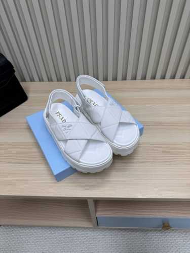 Prada 普拉达 25ss p家 25春夏厚底水台托鞋 双皮带扣复古风格 进口羊皮面料 羊皮内里 发泡大底 超轻 Zp五金扣Logo点缀 完美演绎高级简约风格
