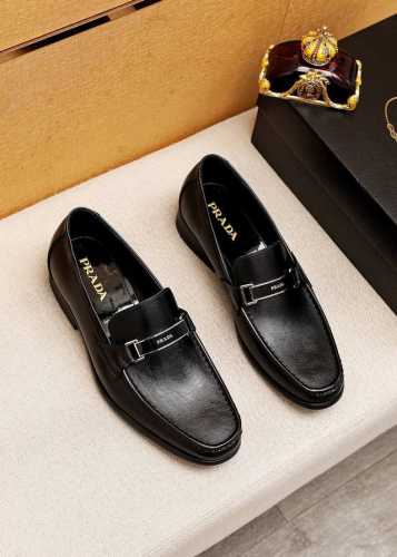 商品商标：Prada 普拉达 休闲皮鞋 正码码数: 38-44 45订制 商品材料：精选 进口头层十字纹牛皮鞋面+原版五金扣，进口水染牛皮内里。强烈立体视觉效果