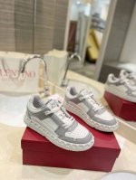 工厂 最新款 情侣款休闲鞋 Valentino专柜同步新款低帮休闲运动鞋 专业高端，完美复刻，品质一流！ 全部采用原版1:1材料制作，独家开模！ 面料定制牛皮，