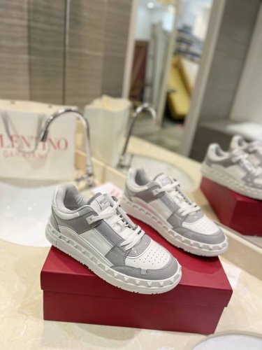 工厂 最新款 情侣款休闲鞋 Valentino专柜同步新款低帮休闲运动鞋 专业高端，完美复刻，品质一流！ 全部采用原版1:1材料制作，独家开模！ 面料定制牛皮，