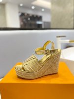 价格 Louis Vuitton 2024 最新走秀款厚底凉鞋 香港原版购入一比一开模 今年的款式比去年增加了新原素 显得更为大牌 皮面款采用原版小牛皮 内里垫