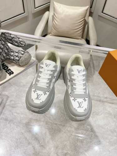 L v奢品情侣款厚底休闲运动鞋，选用进口小牛皮打造，加衬鞋领和鲜明缝线丰富整体结构。L*V字母与路易标识压印鞋舌，内里选用进口水染头层牛皮，提供舒适脚感！ 元