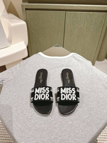 迪奥 Miss Dior系列平底拖鞋 字母刺绣Logo拼色一字拖鞋 1 专柜同步最新配色夏季胶囊系列立体刺绣度假字母拖升级版 美爆的全新系列 暴走利器原Ban开