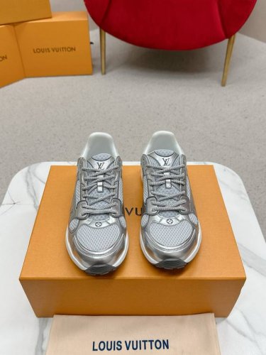 实价： 情侣款 Lv 路易威L家 驴牌 最新Olympia系列 情侣款 银角大王 休闲 运动鞋 跑鞋 本款 Lv Olympia 运动鞋融合网格面料与金属质感合