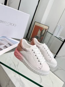 jimmy Choo周仰杰 春夏Jc新款Diamond 运动鞋系列上新鞋面采用原版进口牛皮拼接鞋底采用品牌元素防钻石多面切割塑形立体感十足，鞋底采用渐变色透染工