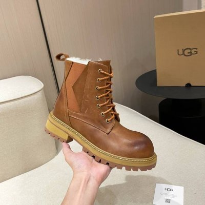 UGG羊毛系带+松紧女短靴 专柜最新款， 时尚百搭短靴。 面料 ：黑色，棕色牛皮. 内里 ：纯澳洲进口皮毛一体百分之百的全羊毛 款式 ：.简约百搭 .时尚复古风