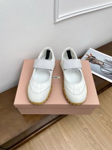 顶级版本Miu Miu 25Ss 春夏新款走秀Miumiu 德训鞋 魔术贴玛丽珍鞋 休闲鞋秀场工艺来自Miu Miu系列的细节特写 新季的潮流此刻挚爱的概念，多