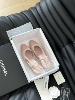 Chanel 经典Slingback后空凉鞋 前几年一直在做这个款 今年我们还是重新购版，再次精细Copy。 发现新版面的鞋面线条和形体舒适度都做了微调！ 这个