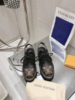 25ss新款 顶级版本LV Capri 取材双料面料，为鞋面的 LV 标识局部包覆皮革，呼应经典，超级百搭款，轻质鞋型结合皮革外底，兼具雅致外观和舒适体验。独家