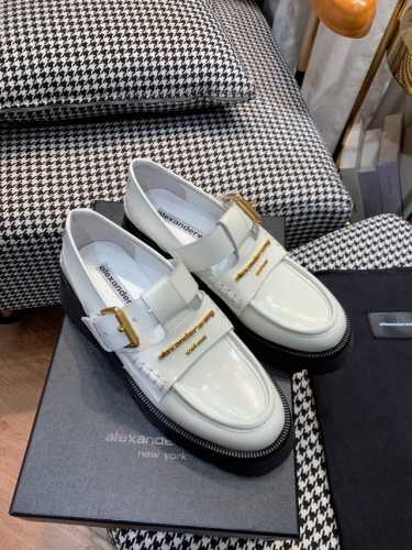 AlexanderWang亚力山大王Carter95防水台厚底镂空乐福鞋，酷酷的～财阀千金既视感，鞋子采用牛皮开边珠设计，内里垫脚羊皮，搭配单个系带开合，鞋面饰