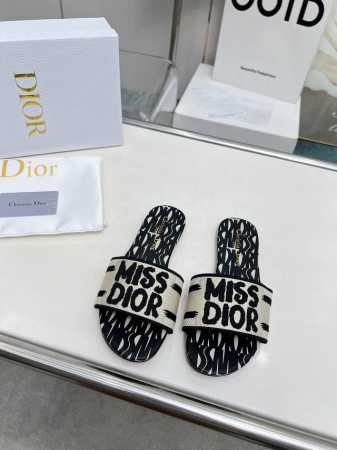 橙子出厂价 迪奥 Miss Dior系列平底拖鞋 字母刺绣logo拼色一字拖鞋 经典上乘美艳力作 dior专柜最火春夏系列 兼备气质 时尚 经典耐看的设计风格 - 点击图像关闭