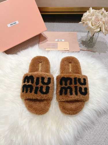 跑量款 A卷羊羔毛焦糖色 miumiu*爆款毛拖 2024新毛毛鞋 顶级品质 全新冰岛羊羔毛，双层皮毛一体鞋面舒适柔软，利落线条勾勒别致廓形，挥洒自信时髦。温柔
