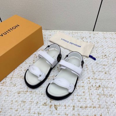 出厂 高版本 Louis Vuitton 路易威登 Maya Flatform 凉鞋 本款 Maya Flatform 凉鞋选用光滑牛皮革，令宽幅鞋带穿梭于皮革