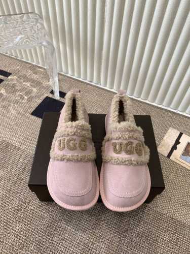 Ugg 刺绣logo圆头鞋 一眼就上头的款式 胖胖的方圆头鞋 加上羊毛边边logo 憨憨的可爱，秋冬穿搭必备单品光鞋身很轻巧，不论是居家还是出街都很可 颜色：栗
