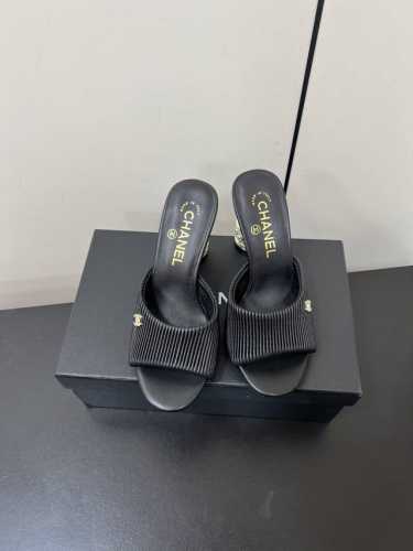 Chanel 小香家 2025春夏新款高跟一字带鱼嘴拖鞋 凉鞋 入眼就是满满的优雅与别致 8.5Cm螺旋水钻高跟精致时尚 拉长腿部比例 组合在一起有一种11大于