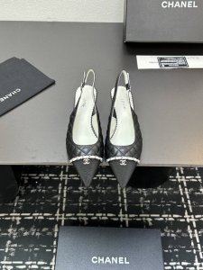 chanel~~香奈儿小香风2025新款低跟拼接女鞋尖头链条后空凉鞋，经典百搭，T台秀种草款，小红书达人打卡款，超级受棒的一款中跟凉鞋 玛丽珍复古风真的是好看又