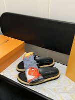 出厂 Lv拖鞋情侣款 Pool Pillow Comfort 必入系列！魔术贴高级慵懒风 百看不厌款 时尚度拉满 细节用心感受 反复调试配色 性感白 炫酷黑 惊