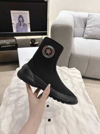 代购级Dior 24ss 秋冬弹力布 帅气靴子采用别具一格的设计元素打造醒目的外观 采用黑色科技面料打造，可轻松穿脱。从 Dior Book Tote 手袋汲取 - 点击图像关闭