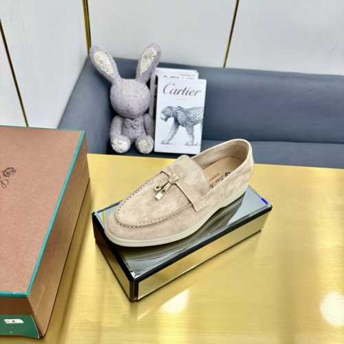 LP诺悠翩雅 Loro Piana 拖鞋 LP Summer Charms Slipper 拖鞋，这款绒面羊皮革拖鞋配有Loro Piana My Charms