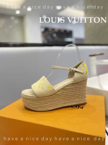 价格： LOUIS Vuitton 走秀款厚底凉鞋 香港原版购入一比一开模 今年的款式比去年增加了老花原素 显得更为大牌 牛仔布面款 内里垫脚全羊皮 水台原版麻