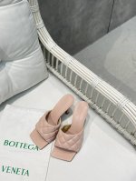 Bv 葆蝶家 新款新色菱格拖鞋18色入 Bv经典之作永不落伍 官网实体店一直更新 可见设计灵魂 经典一字拖设计 简约 得体 鬼才设计师惊世骇俗之作 小小菱格 表
