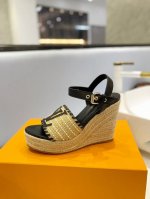 价格 Louis Vuitton 2024 最新走秀款厚底凉鞋 香港原版购入一比一开模 今年的款式比去年增加了新原素 显得更为大牌 皮面款采用原版小牛皮 内里垫
