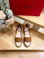 valentino Garavani 荔枝牛皮系带坡跟凉鞋 金属效果工艺处理铆钉装饰 麻绳包裹坡跟 可调节小牛皮系带 坡跟防水台 意大利制造 -35-41