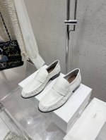 Therow 经典乐福鞋，在鞋口的里面暗藏松紧设计，穿脱更方便，不掉脚不松垮。进口混种羊 超软超舒服 细腻柔软质感看细节都能感受到 垫脚羊皮，大底原版意大利进口