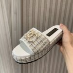 小香 25 2025 春夏新品 专柜经典款 小香双C扣平底拖鞋系列上新 时尚圈的绝绝子 搭配将演绎着细致 极简 永不褪去的经典元素 展现与众不同的穿搭风格美到无