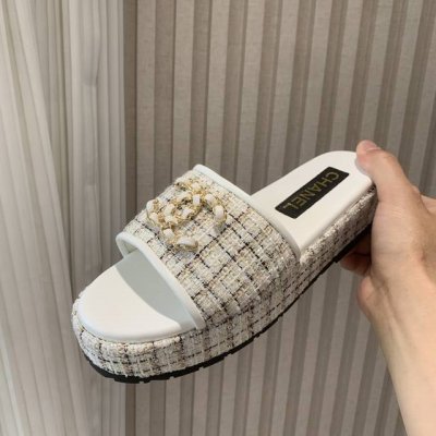 小香 25 2025 春夏新品 专柜经典款 小香双C扣平底拖鞋系列上新 时尚圈的绝绝子 搭配将演绎着细致 极简 永不褪去的经典元素 展现与众不同的穿搭风格美到无