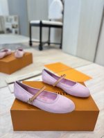 出厂价p 顶级版本 Lv 驴家 25 丹宁牛仔太好看了 很少做Lv家的单品 但是这双小猫跟我真的是没法拒绝啊！原版购入 用心开发 鞋跟都是开模定制 老花单宁色搭