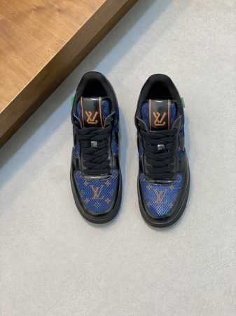 L.V 休闲运动鞋，采用头层牛皮设计，侧身联名印花logo装饰，后侧鞋口和鞋跟处均带有品牌标志性细节，提升格调。时尚百搭，可为各式造型增光添彩。塑造独具动感活力 - 点击图像关闭
