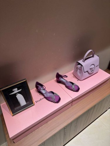Jimmy Choo｜周仰杰25Ss早春新品水钻粗跟中空凉鞋 Jc家永恒经典之作 简约设计 满满的少女风 既摩登又复古的味道 鞋面采用原版定制真丝 内里进口混种