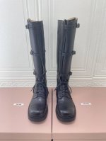 Miumiu24秋冬秀款骑上靴火爆皮质处理得非常柔和细腻 这款简约的做旧款牛皮革短靴设计精致，结合鞋面孔眼设计与环绕靴子的系带，鞋舌饰有Miu Miu徽标。 原