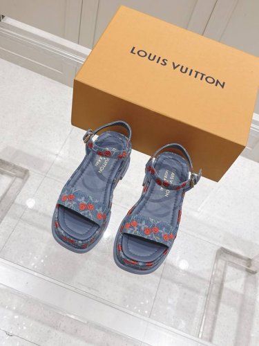 Louis Vuitton 路易威登 Maya Flatform 凉鞋 本款 Maya Flatform 凉鞋选用光滑牛皮革 令宽幅鞋带穿梭于皮革鞋舌之间 再以