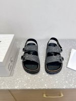 Dior X Birkenstock 联名款 Milcno凉拖鞋 鞋底上半部分是Dior的纹路 下半部分是勃肯的纹路 下面牛翻毛皮和羊毛纤维 体现联名背后的精湛
