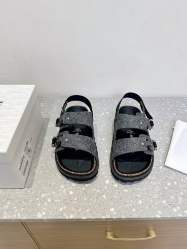 Dior X Birkenstock 联名款 Milcno凉拖鞋 鞋底上半部分是Dior的纹路 下半部分是勃肯的纹路 下面牛翻毛皮和羊毛纤维 体现联名背后的精湛