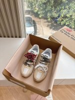 390现货供应 所见即所得G027代购级别独家首发Miumiu缪缪小白鞋脏脏鞋饼干底2025春夏新款英伦风系带乐福鞋Miumiu秀场适当独一无二的擦色工艺工艺来