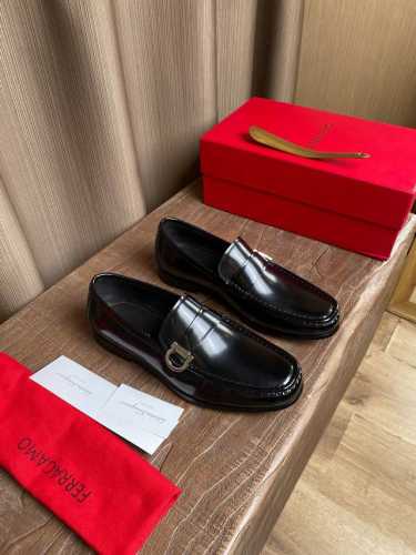 ferragam～ 码数：38-45 F家官网同步新品男士正装皮鞋，完美做工，顶级复刻，采用进口意大利小牛皮设计，古法手工搭配原版五金扣饰，牛皮内里 垫脚，进口