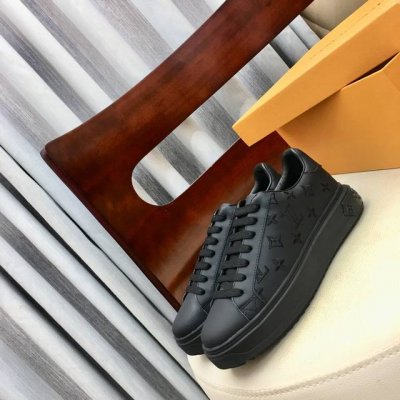 上新路易威登Lv小白鞋， 最火爆刺绣休闲鞋，专柜同步，任何人都很合适超鸡舒适百搭厚底显高， 鞋面:采用丝绸牛皮材质 ，内里透气羊皮里 大底:原版定制防滑橡胶大底
