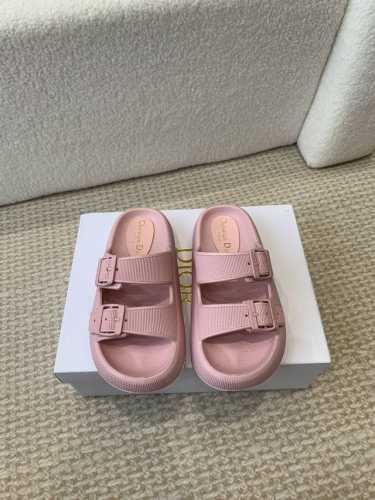 冲量价: Dior 迪奥 24ss 夏季新款 沙滩拖鞋 夏季到海边度假的最佳选择 这款最得意的设计就是垫脚磨砂面，区别于任何一款果冻鞋，碰水不会滑脚，下雨天或海