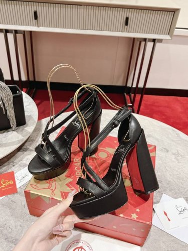 大水台 凉鞋 W. 定做不退不换 这款Maison Christian Louboutin厚底凉鞋有着130毫米的高跟鞋 极具建筑风格的黑色漆皮小牛皮凉鞋 搭配